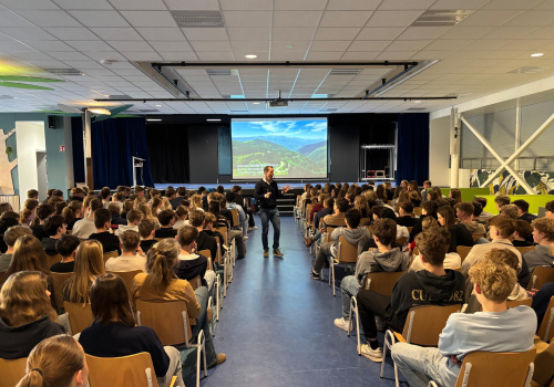 Voormalig topschaatser Jochem Uytdehaage inspireert leerlingen met lezing over slaap