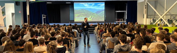 Voormalig topschaatser Jochem Uytdehaage inspireert leerlingen met lezing over slaap